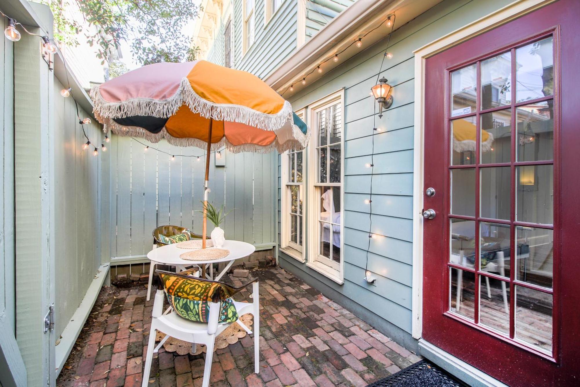 Private Patio Retreat In Charming Downtown Apartamento Savannah Exterior foto